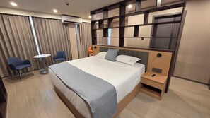 Deluxe Room, 1 King Bed - Plaza Court Hotel (Georgetown)