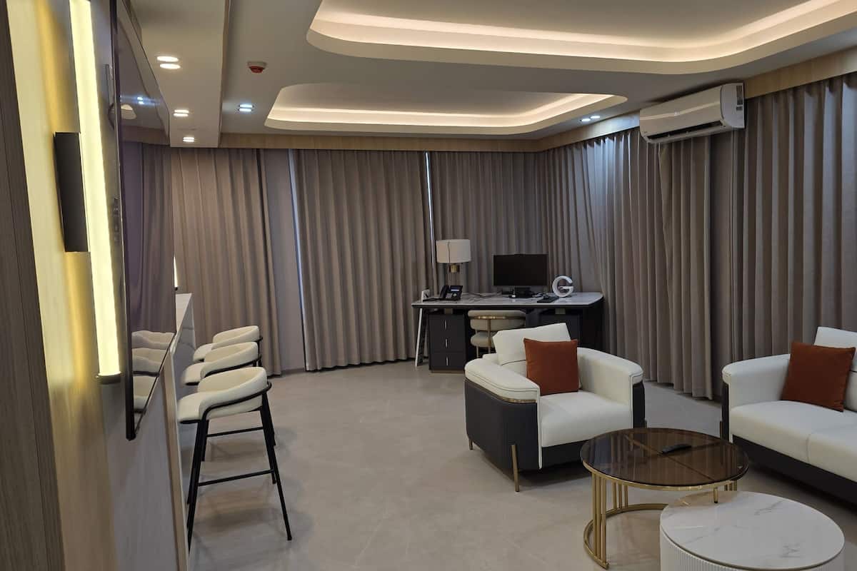 Suite Supérieure, vue ville | Coffres-forts dans les chambres, rideaux occultants