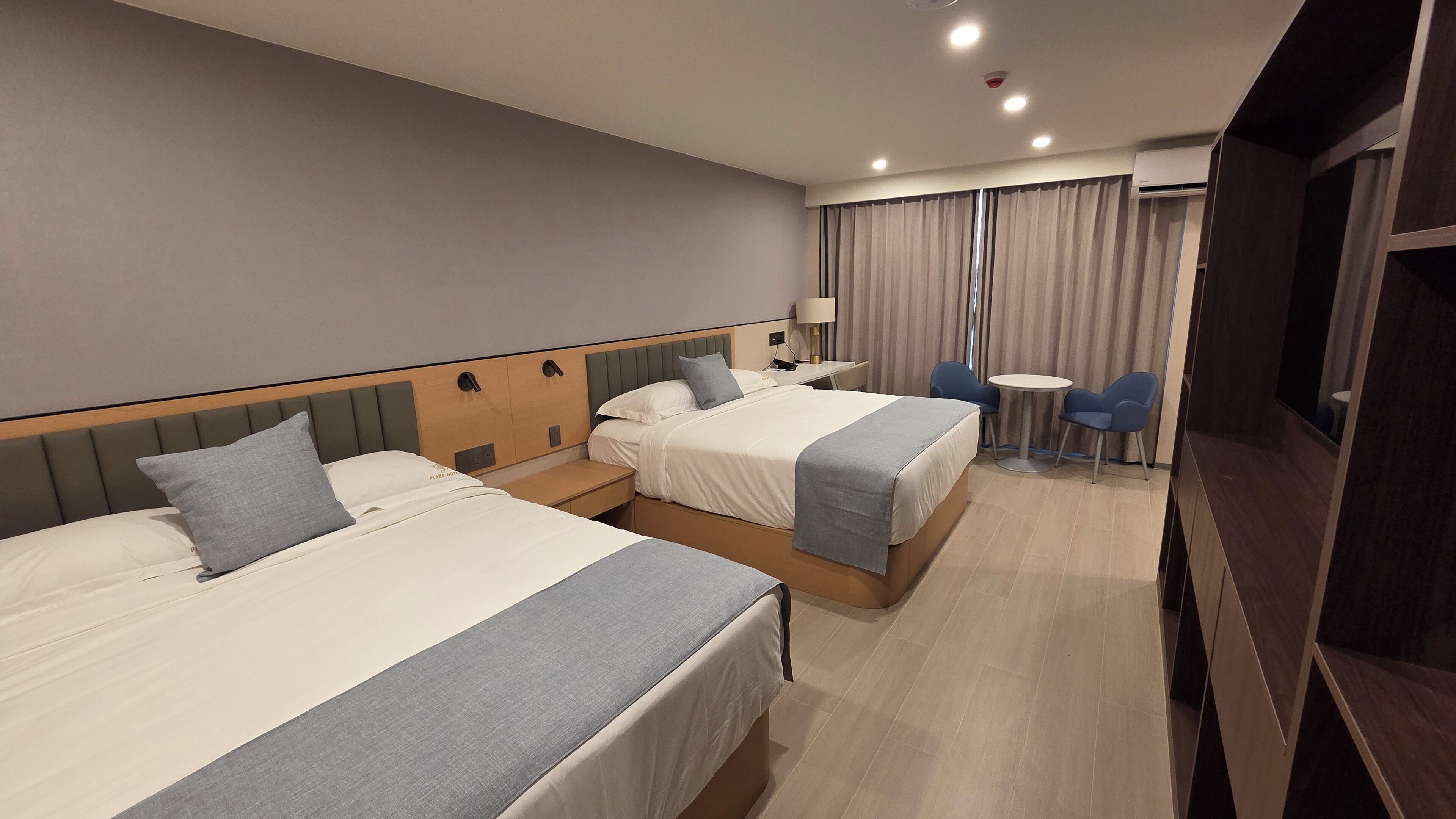 Habitación Deluxe con 2 camas individuales | Caja de seguridad en la habitación y cortinas blackout 