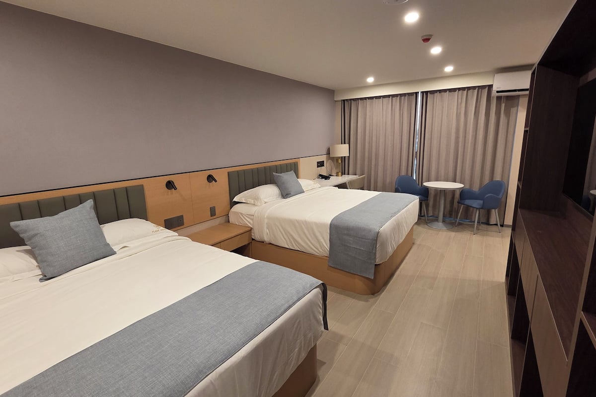 Habitación Deluxe con 2 camas individuales | Caja de seguridad en la habitación y cortinas blackout