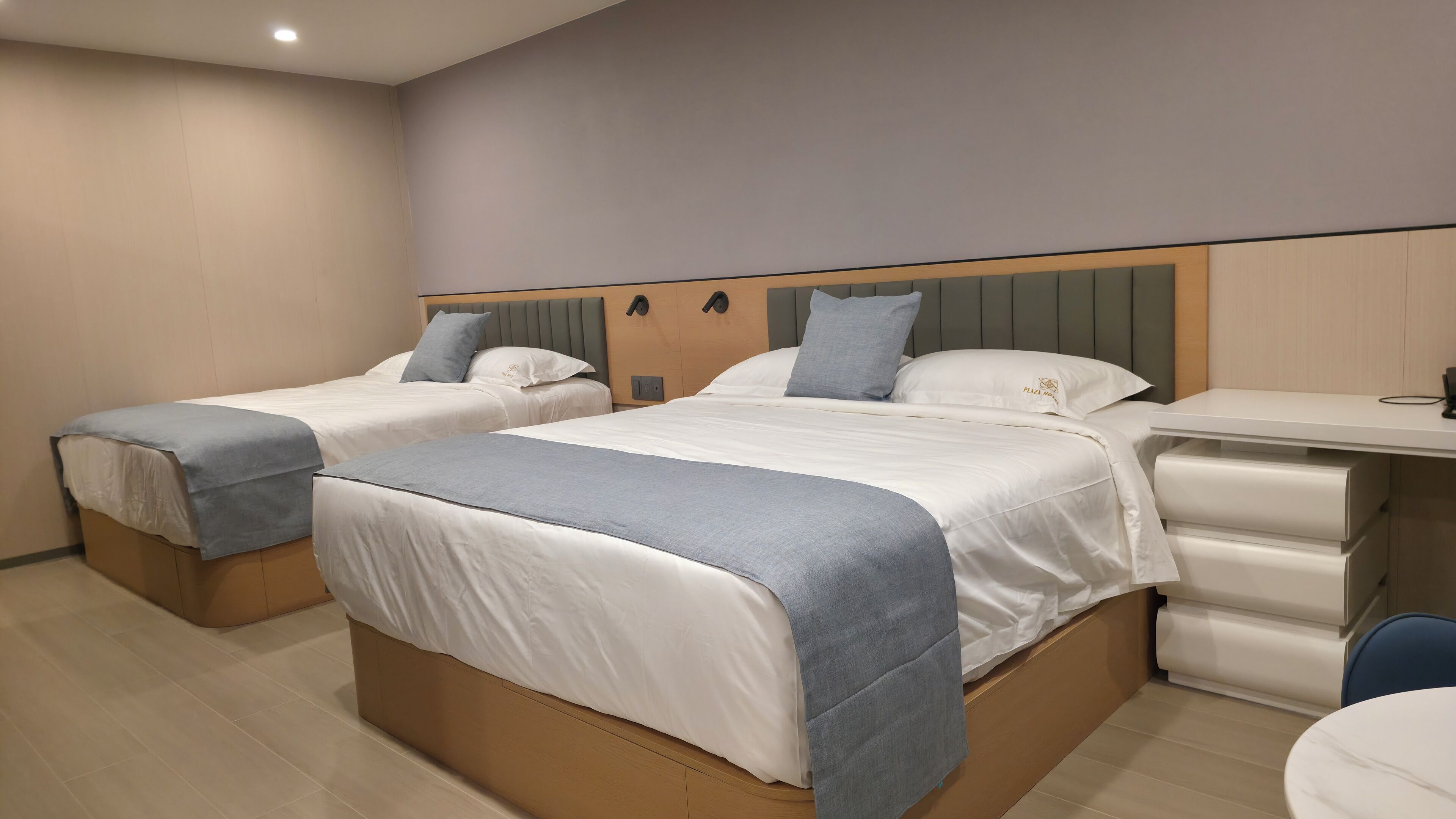 Deluxe Twin kamer | Een kluis op de kamer, verduisterende gordijnen