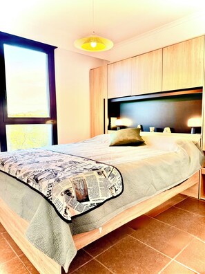 1 slaapkamer, een strijkplank/strijkijzer, reisbedje, gratis wifi