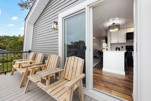 2BR + Deck 0.5mi to Park Entrance! [Carriage Loft]