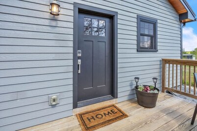 Spacious 2 BR 2nd FL Bayside Apt [Bayside Landing]