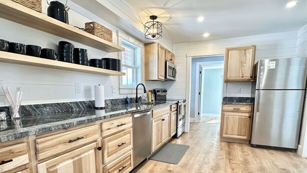 Coffee/tea maker, fridge, microwave, oven - 3 BR Home in Ellsworth [High St Haven] (Ellsworth)