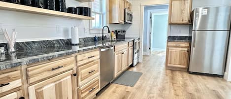 Een koelkast, een magnetron, een oven, een kookplaat