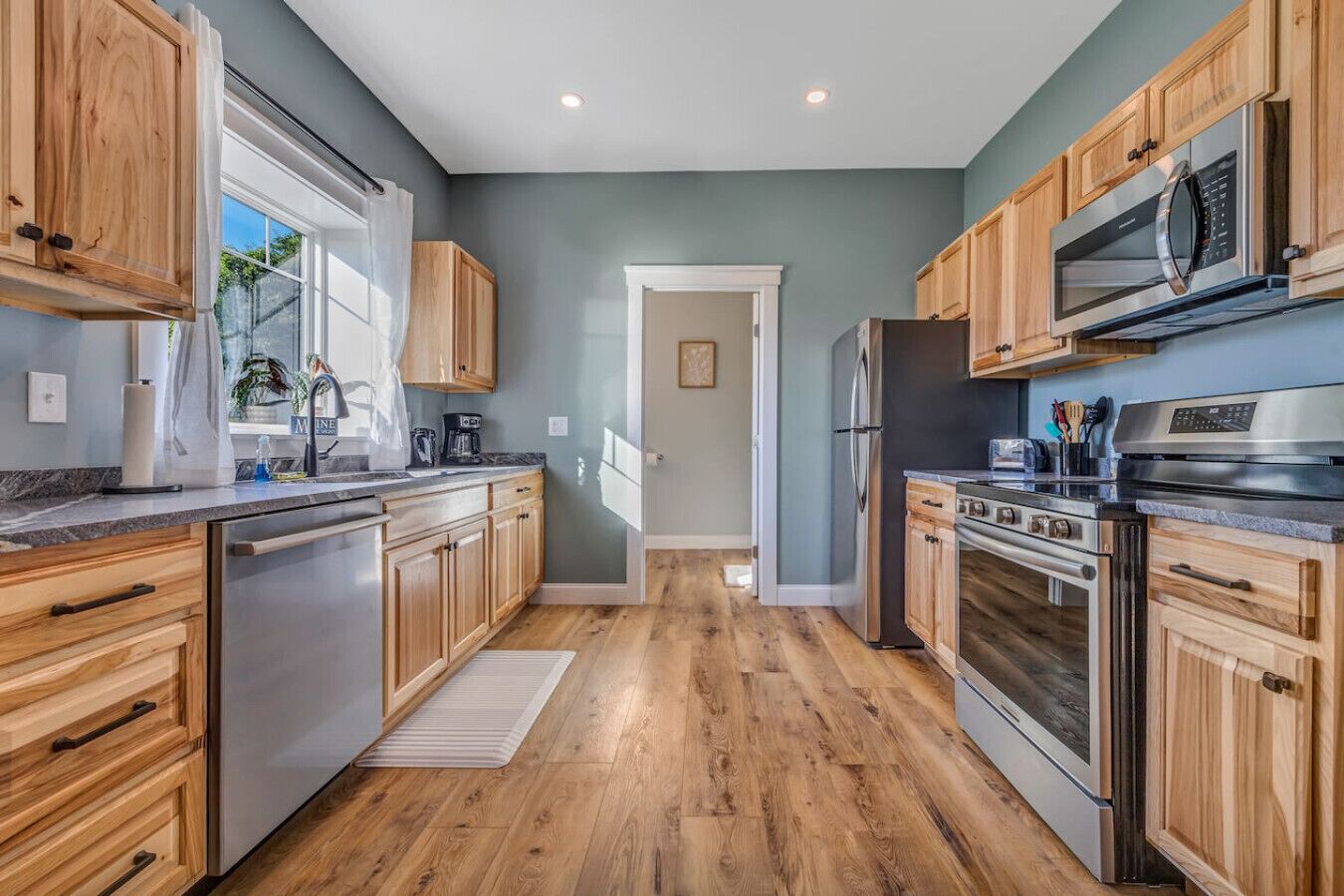 Jääkaappi, mikroaaltouuni, uuni, liesi