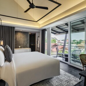 A modern hotel room with a large bed, a balcony with a view, and a ceiling fan. - Kiri Hotel Chiang Mai (Chiang Mai)