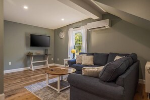 TV - 2 BR Renovated Ellsworth Apt! [Cityside Townhouse] (Ellsworth)