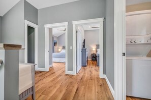 2 habitaciones, tabla de planchar con plancha, wifi y ropa de cama 