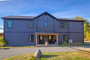 Exterior - 2 BR Renovated Ellsworth Apt! [Cityside Townhouse] (Ellsworth)
