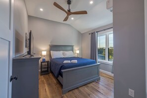 Iron/ironing board, WiFi, bed sheets - 2 BR Renovated Ellsworth Apt! [Cityside Townhouse] (Ellsworth)