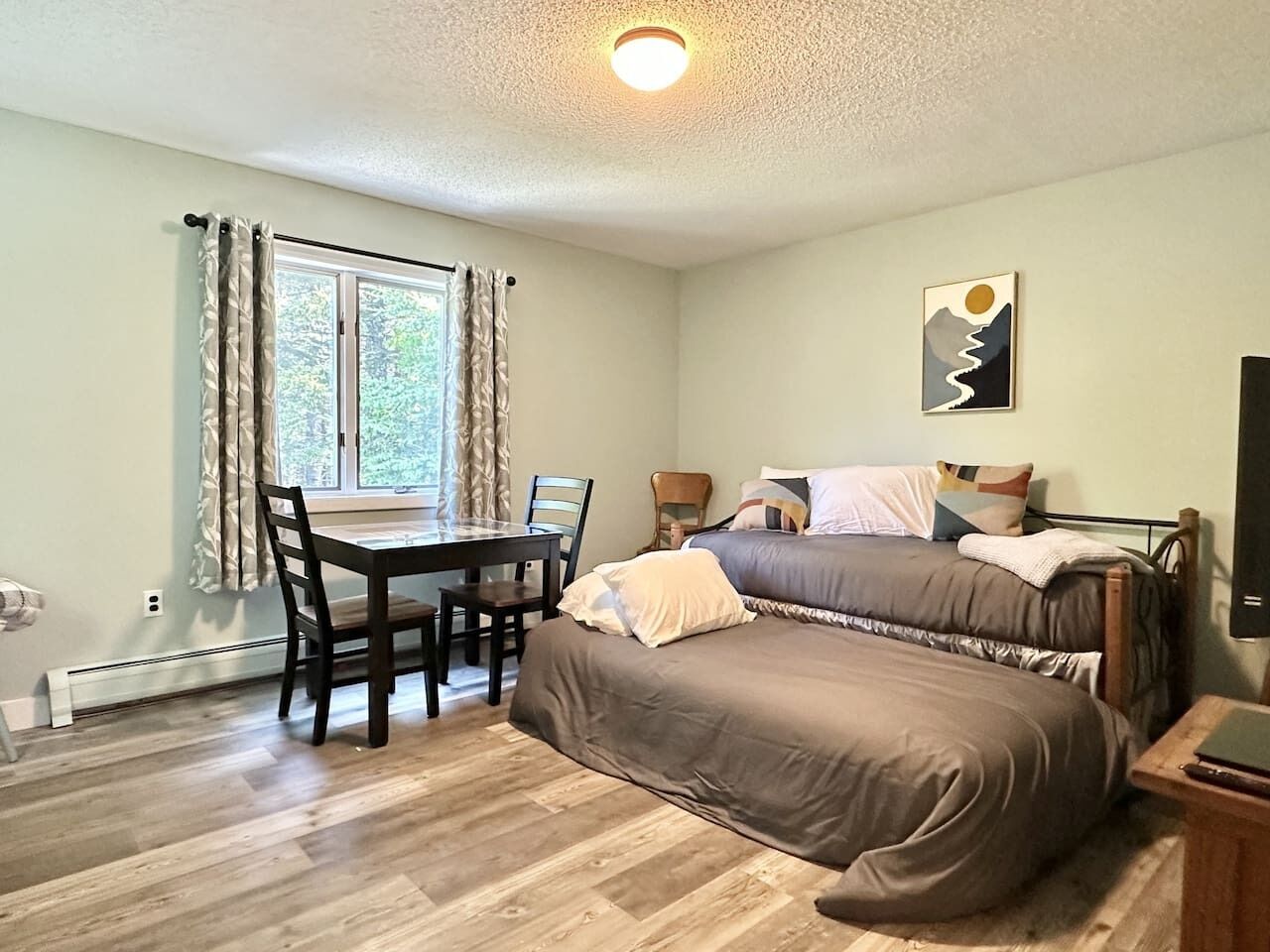 Une chambre à coucher avec un lit, un bureau et une chaise.