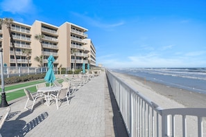 Outdoor dining - Pelican A403 (New Smyrna Beach)