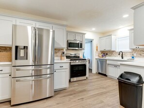 Fridge, microwave, oven, stovetop - Green Door Cottage: Bienvenidos Contractors (Ada)