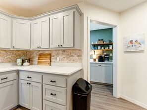 Interior - Green Door Cottage: Bienvenidos Contractors (Ada)