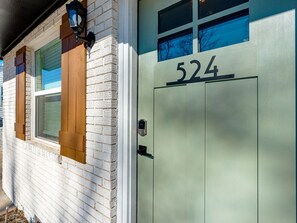Exterior detail - Green Door Cottage: Bienvenidos Contractors (Ada)