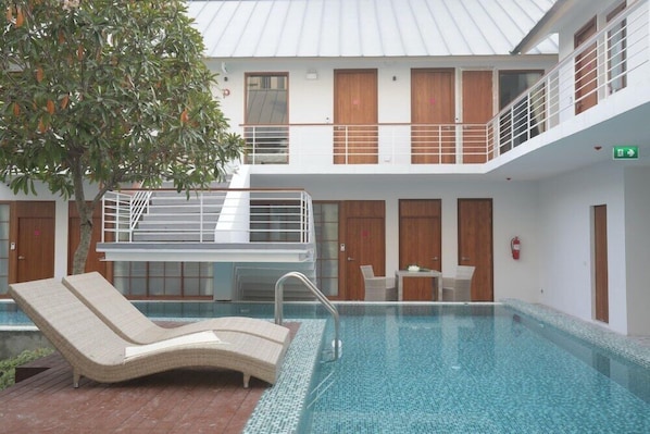 Pool - Four O'clock Hotel (Chiang Mai)