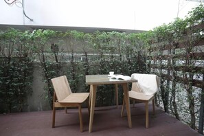 Outdoor dining - Four O'clock Hotel (Chiang Mai)