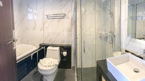 A modern bathroom with a bathtub, toilet, and shower area. - Hotel De Sripoom -sha Extra Plus (Chiang Mai)