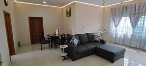 Living area - 2-bedroom suite in delightful Elmina with AC, high speed internet. free parking. (Elmina)