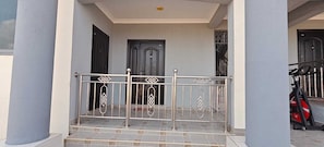 Exterior detail - 2-bedroom suite in delightful Elmina with AC, high speed internet. free parking. (Elmina)