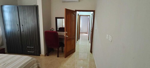 2-bedroom suite in delightful Elmina with AC, high speed internet. free parking.