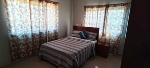 Iron/ironing board, Internet, bed sheets - 2-bedroom suite in delightful Elmina with AC, high speed internet. free parking. (Elmina)