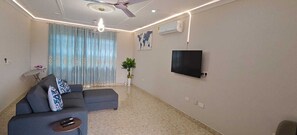Living area - 2-bedroom suite in delightful Elmina with AC, high speed internet. free parking. (Elmina)