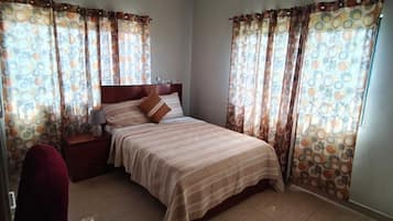 Tabla de planchar con plancha, internet y ropa de cama