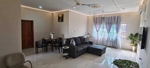 Living area - 2-bedroom suite in delightful Elmina with AC, high speed internet. free parking. (Elmina)