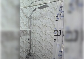 淋浴设施、毛巾、肥皂、卫生纸