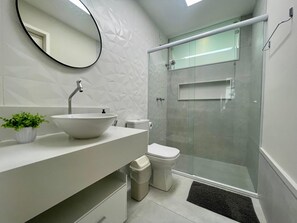 Hiustenkuivaaja, pyyhkeet, saippua, vessapaperi