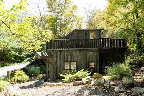 Cozy Kingston/Woodstock Cottage w/ Outdoor Deck, Firepit, Jet Tub, Skylights