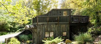 Cozy Cottage between Kingston & Woodstock: Outdoor Deck, Firepit, Skylights