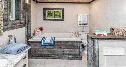 Cozy Cottage between Kingston & Woodstock: Outdoor Deck, Firepit, Skylights