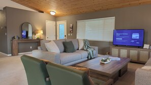 Smart TV, fireplace, books - Mountain Modern Pine Mountain Lake Retreat / Near Yosemite + Lake Access (Groveland)