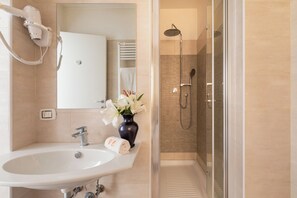 Shower, hair dryer, bidet, towels - Charming Loft w/ AC & WiFi, steps from the Vatican (Roma)