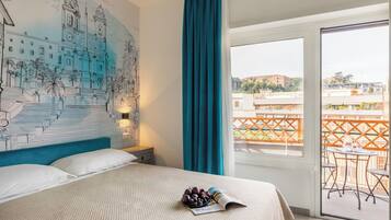 3 habitaciones, escritorio y tabla de planchar con plancha