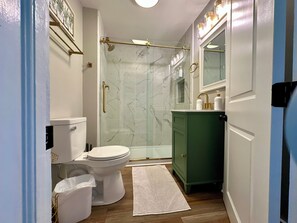 Douche, sèche-cheveux, serviettes fournies, savon