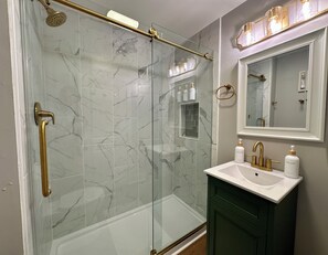 Douche, sèche-cheveux, serviettes fournies, savon