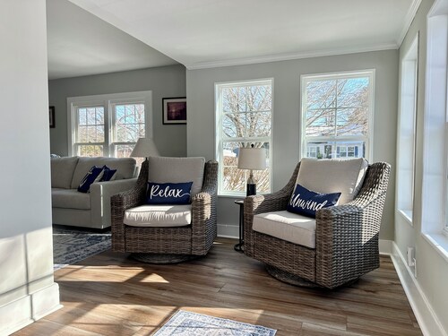 Lovely 2-bedroom waterfront cottage in charming Wittman