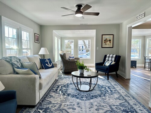 Lovely 2-bedroom waterfront cottage in charming Wittman