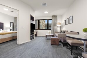 Iron/ironing board, WiFi, bed sheets - Central Emporium | Cosy Retreat 1BR w/King Bed (Melbourne)
