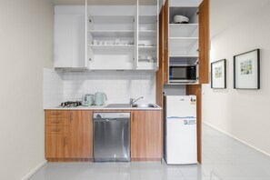 Private kitchen - Central Emporium | Cosy Retreat 1BR w/King Bed (Melbourne)