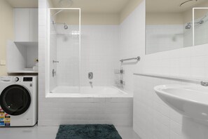 Hair dryer, towels, soap, toilet paper - Central Emporium | Cosy Retreat 1BR w/King Bed (Melbourne)