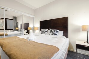 Iron/ironing board, WiFi, bed sheets - Central Emporium | Cosy Retreat 1BR w/King Bed (Melbourne)