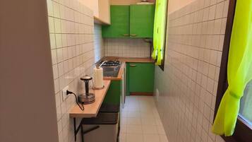 Kühlschrank, Mikrowelle, Herdplatte, Toaster