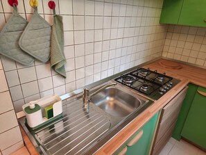 Frigorífico, microondas, placa de cocina y tostadora