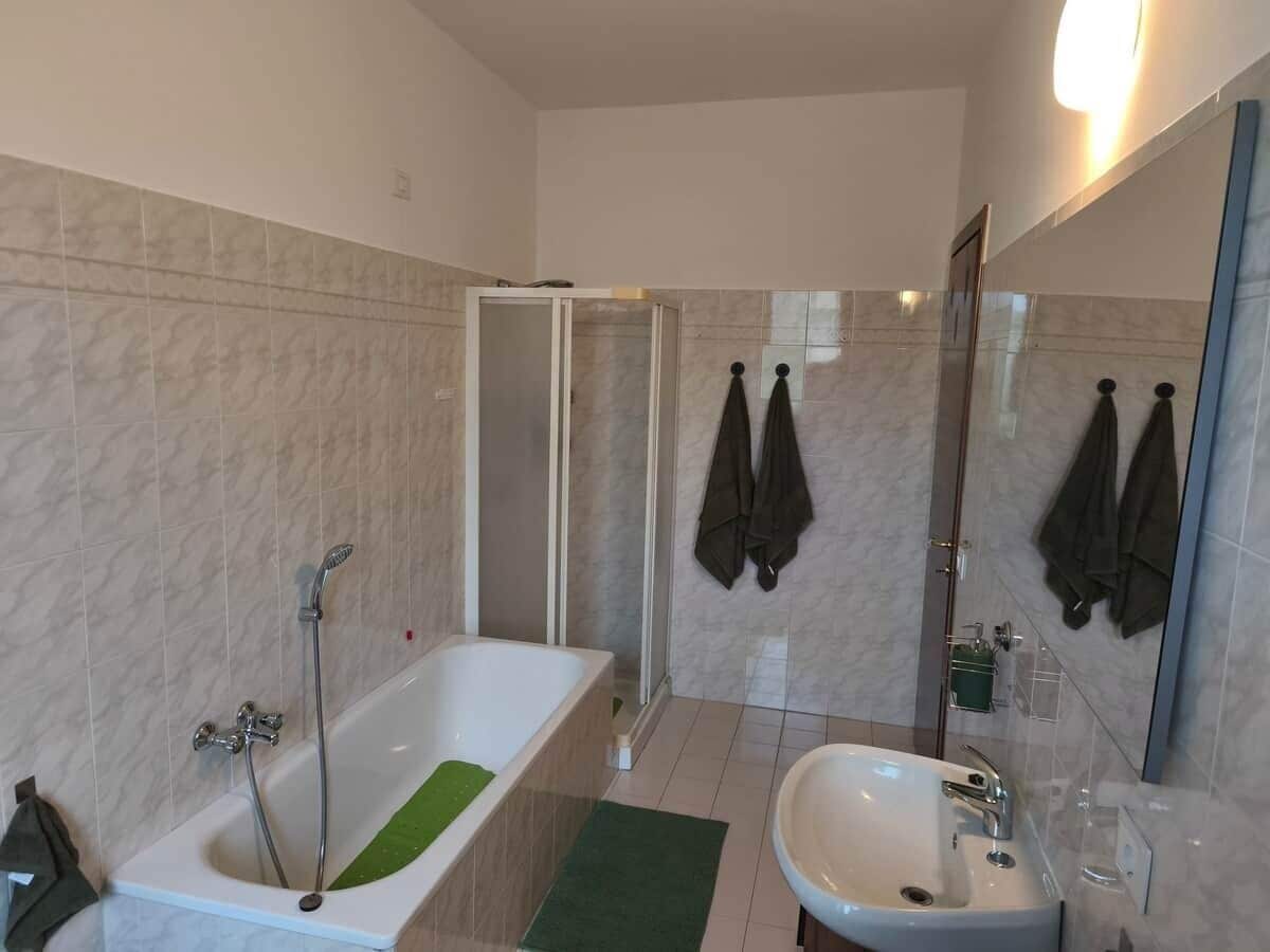 Een haardroger, handdoeken, shampoo, toiletpapier